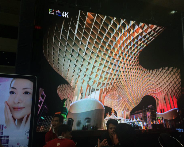 雷凌P3.9租赁屏倾情助阵华为HCC2015云计算大会